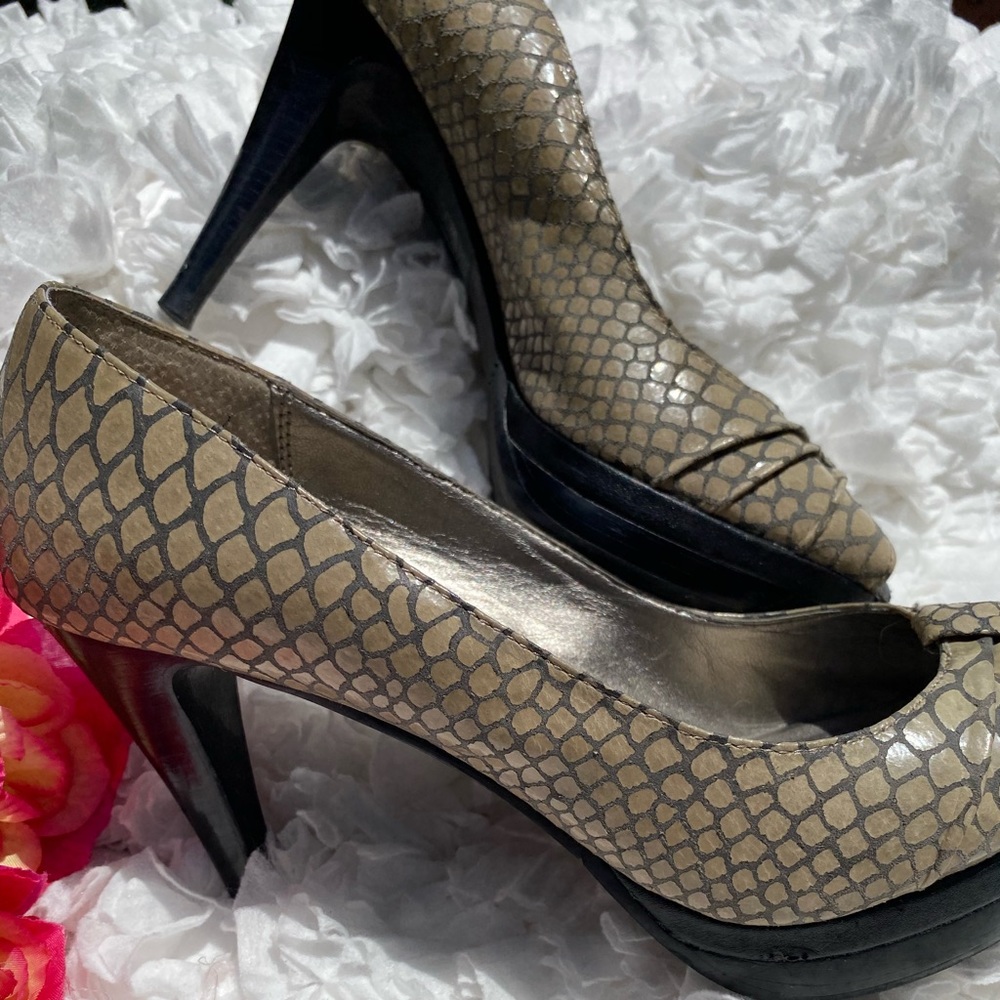 Moda Grey Animal Print Heels/Shoes Size 8.5